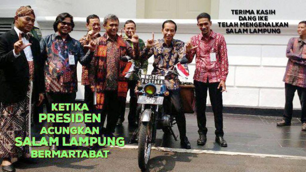 Presiden Jokowi mencoba motor pustaka milik Sugeng Hariyono asal Lampung Selatan (Lamsel), 