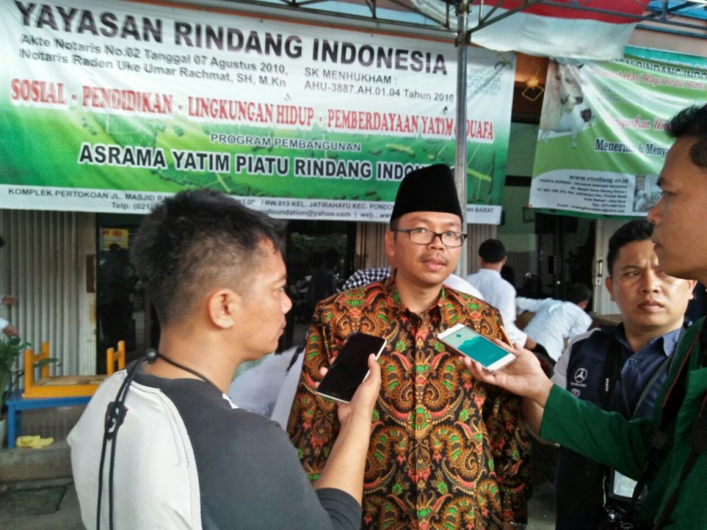 Ketua Umum Yayasan Rindang Indonesia Adi Pamungkas diwawancara sejumlah awak media di Bekasi, Senin (19/2/2018)