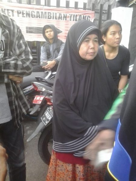 Seorang Ibu lanjut Usia yang antri dari pagi di Pengadilan Negeri Bekasi