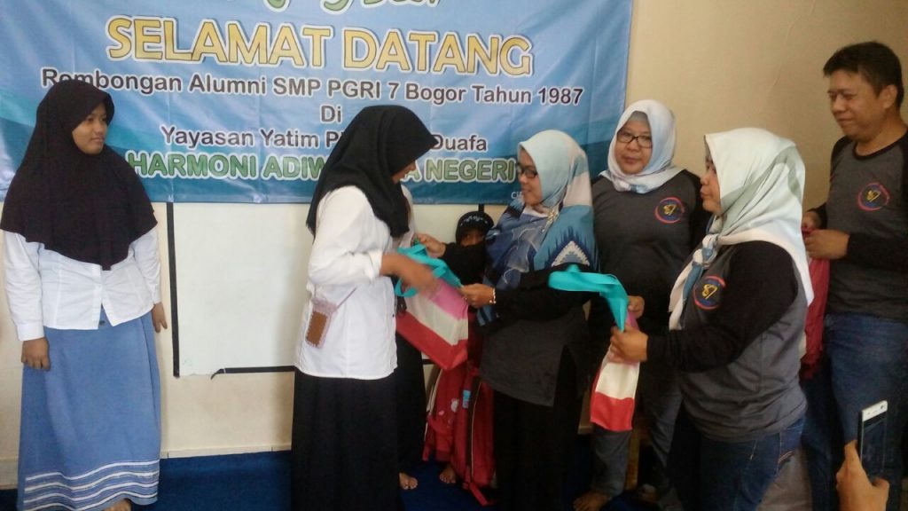 Alumni SMP PGRI 7 angkatan 1987 Kunjungi Anak Yatim Binaan Yayasan Harmoni 2018-03-26 at 06.53.45
