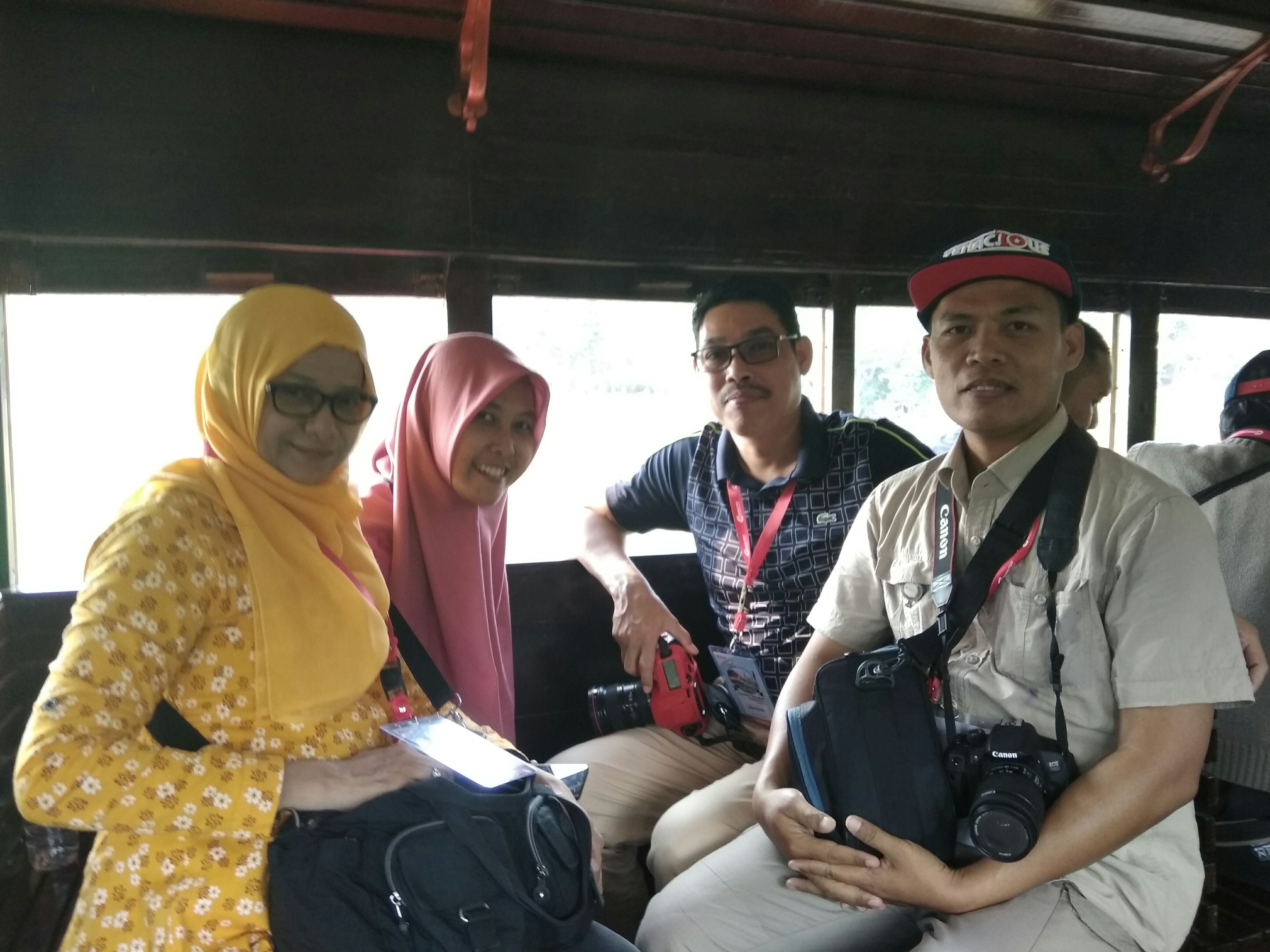 Duduk bersama VP Layanan PT KCI, Mega Rusiandi (berkacamata) di atas kereta uap, Ambarawa, Rabu (22/10/2018).