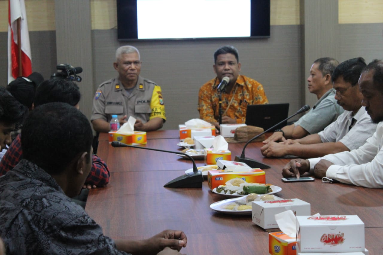 Wakapolresta Sorong Kompol Hengky Kristanto Abadi SIK (berbaju batik) dalam diskusi bertema kontraradikal di Mapolres Sorong Rabu (12/12/2018).