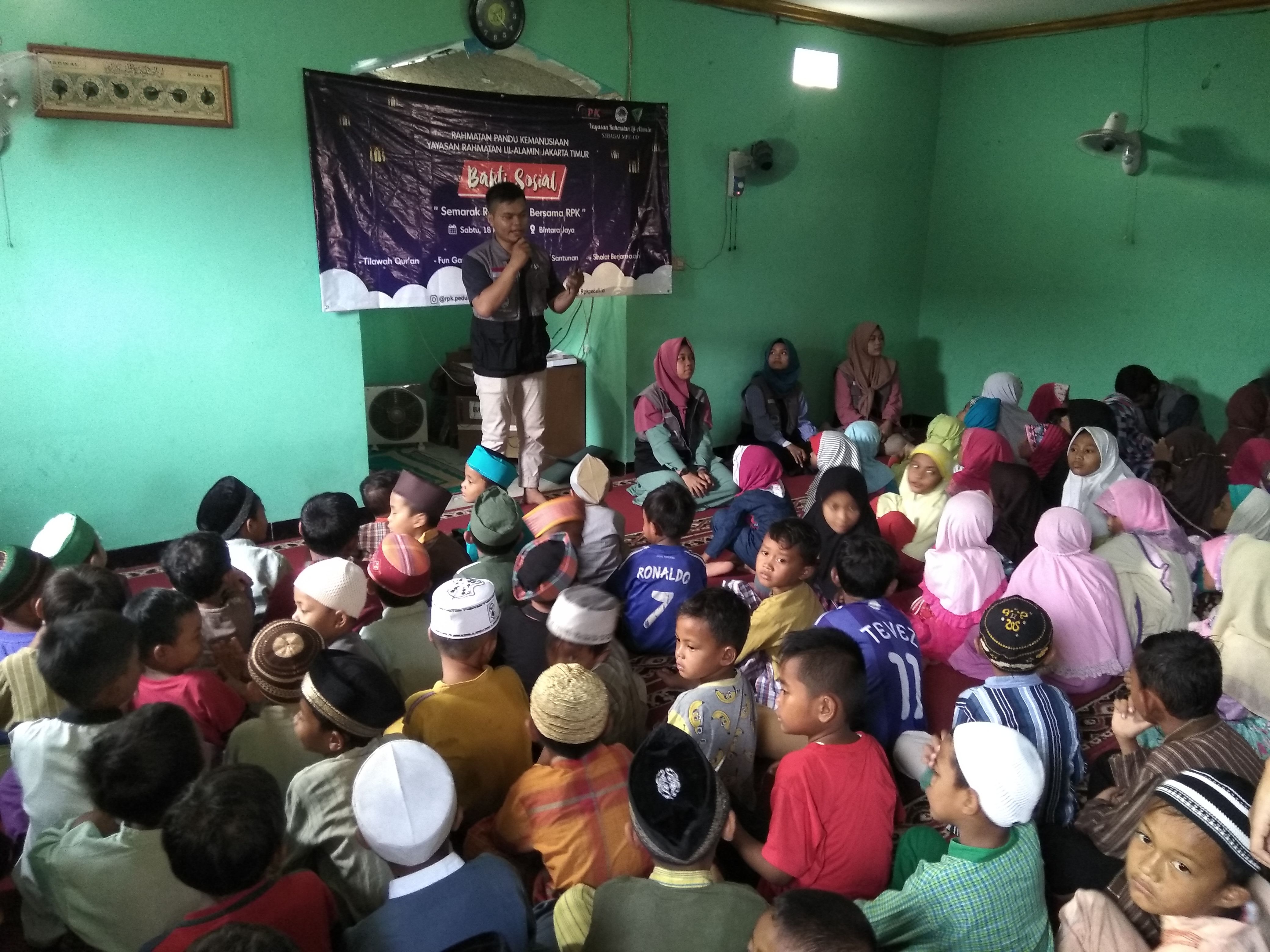 Dimas dkk dari RPK tengah menghibur anak-anak di Musolah At Taubah Bintara Jaya, Sabtu (18/5)