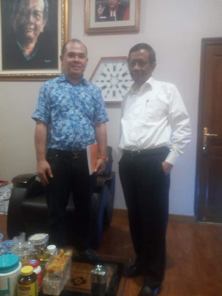 Menkopolhukam Mahfud MD (kanan) dan Ketum PAMI Romy Fredi Rumengan