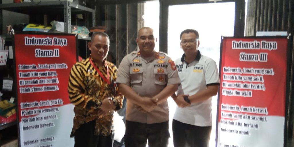 Ketua Umum Yayasan Rindang Indonesia M Adhie Pamungkas SH (kanan) bersama Kapolsubsektor Jatibening Ipda Slamet Riyadi. Foto : Sastra