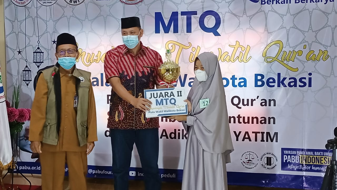 Ketua Umum Yayasan PABU H Qodiran (kiri) dan Wakil Wali Kota Bekasi Tri Adhianto (kanan) saat penyerahan hadiah bagi juara MTQ di Sekretariat PABU Jatikramat Bekasi, Sabtu 1 Mei 2021. Foto: Ist. 